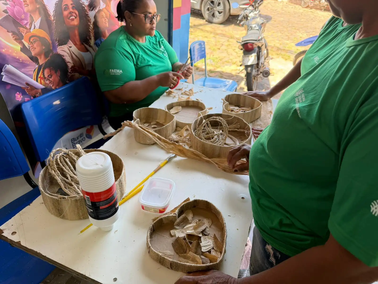 Galeria de imagens - Foto 2 da notícia: Curso de Artesanato com Fibra de Bananeira impulsiona o empreendedorismo feminino em Buriti Bravo