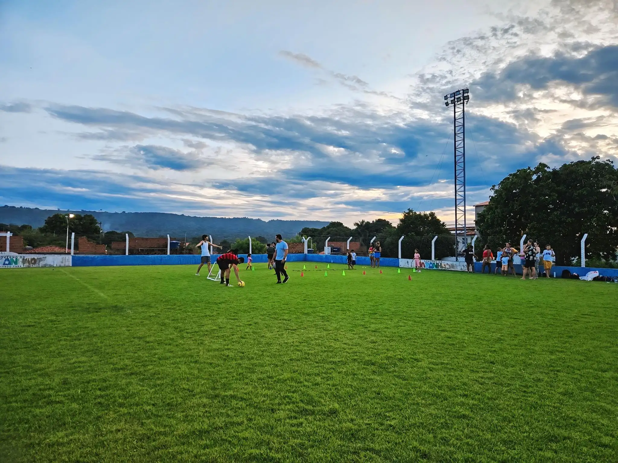 Foto 2 – Vivência no campo de futebol do Estádio Lanchão reúne mães e filhos do AEE em tarde de inclusão e acolhimento