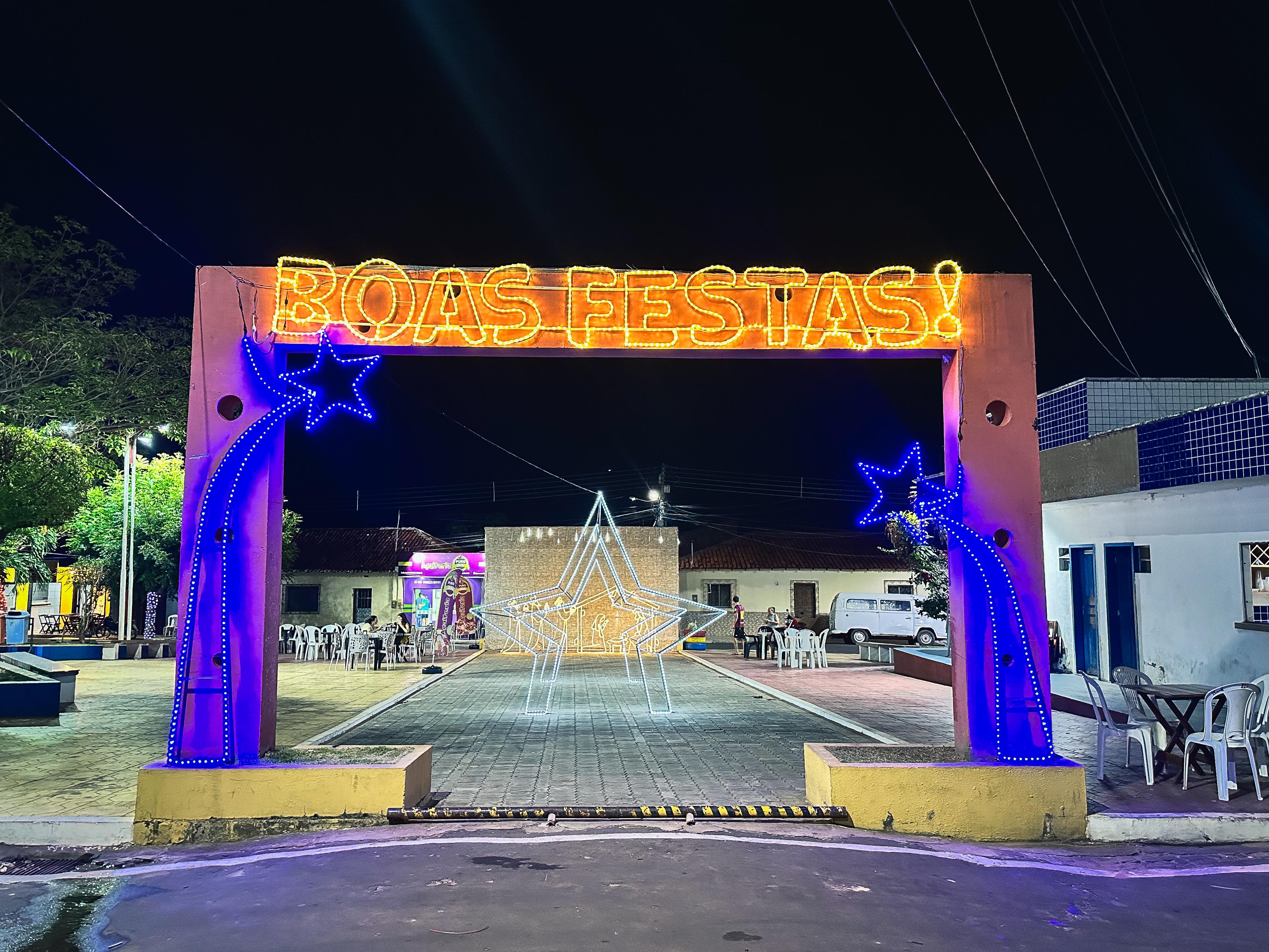 Foto 6 – Praças Coronel Raimundo Moreira Lima e José Costa Sobrinho Recebem Decoração Natalina