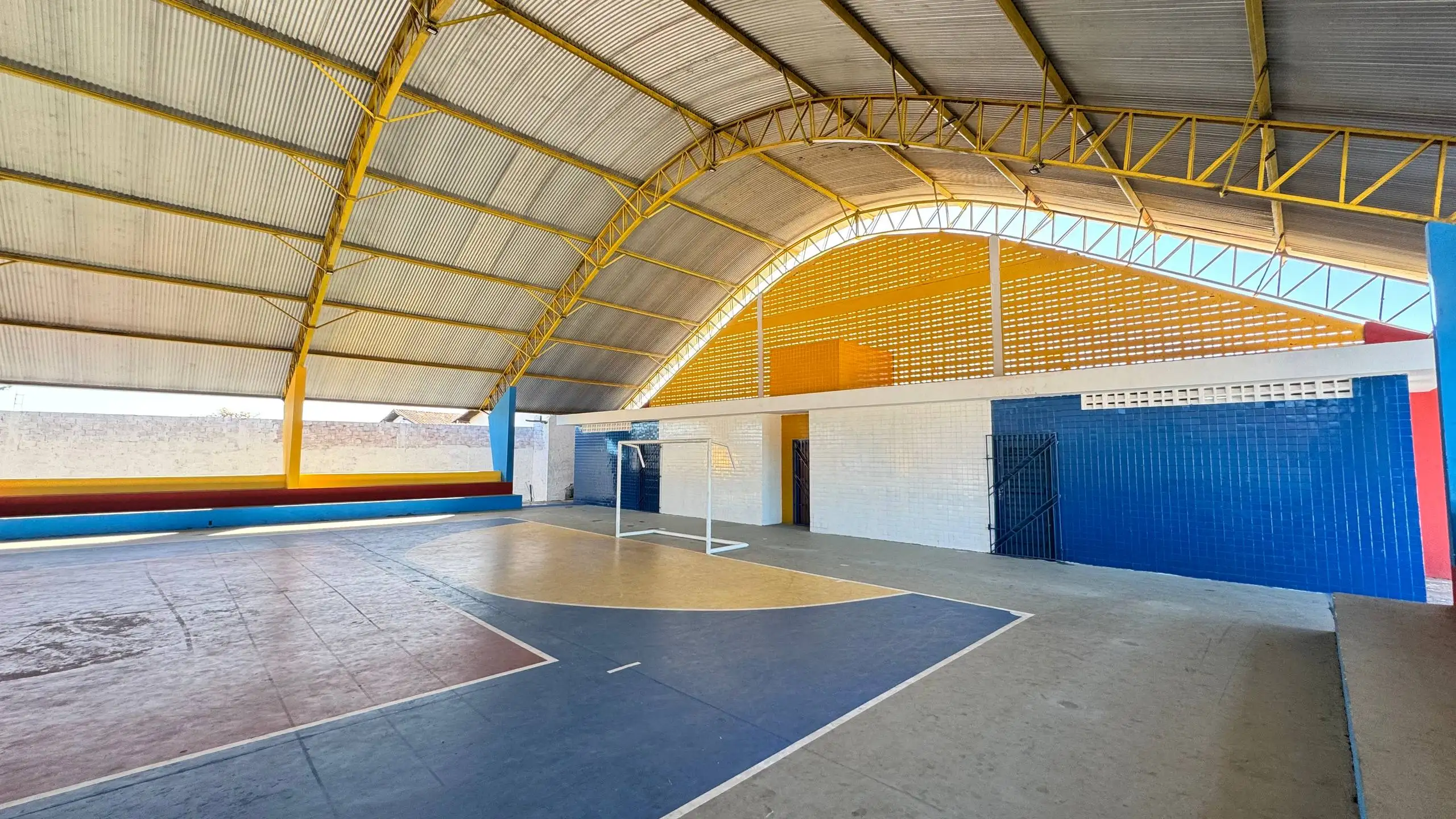 Prefeita Luciana Leocádio entrega quadra reformada da Escola João Henrique Borges Leocádio e homenageia estudantes desta