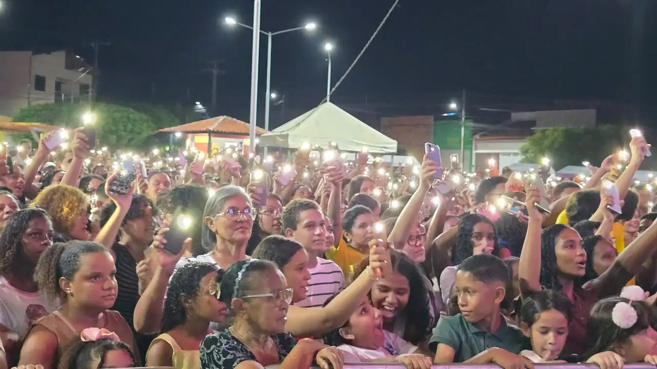 Foto 2 – Dia do Evangélico e Feirinha Bravense reúnem grande público em noite de fé, cultura e valorização local