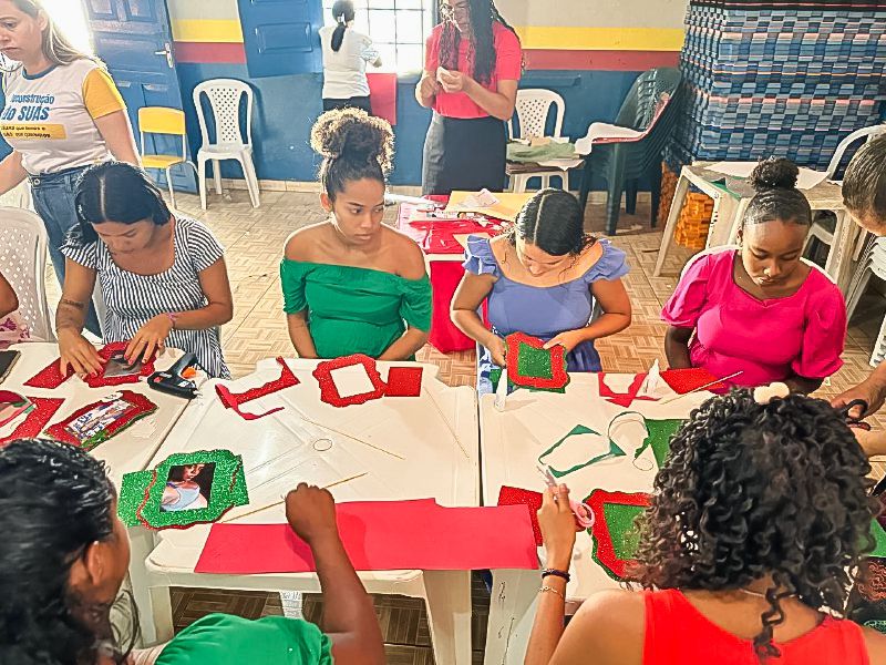 Foto 1 – Gestantes Participam de Oficina Natalina Promovida pela Secretaria de Assistência Social