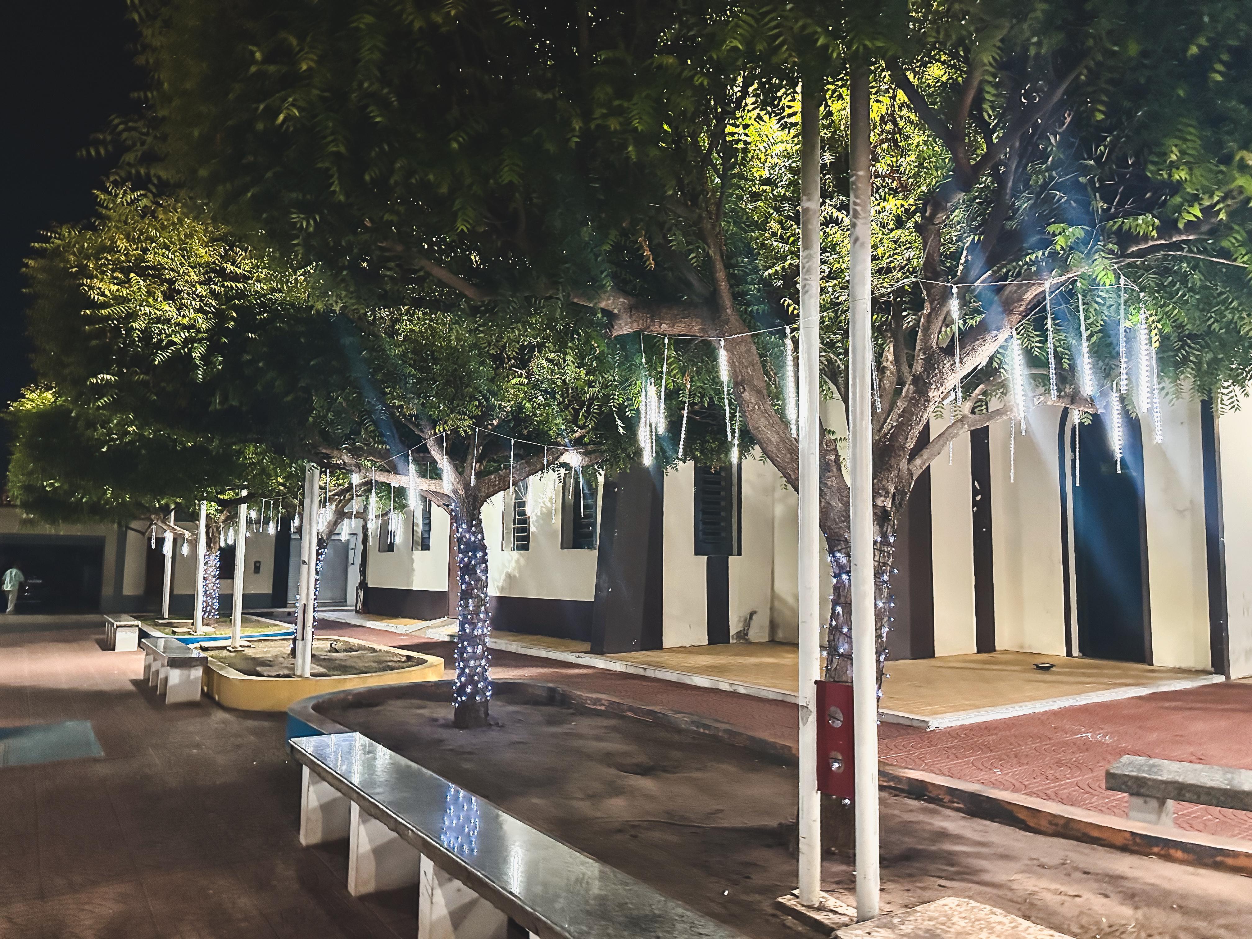 Foto 3 – Praças Coronel Raimundo Moreira Lima e José Costa Sobrinho Recebem Decoração Natalina