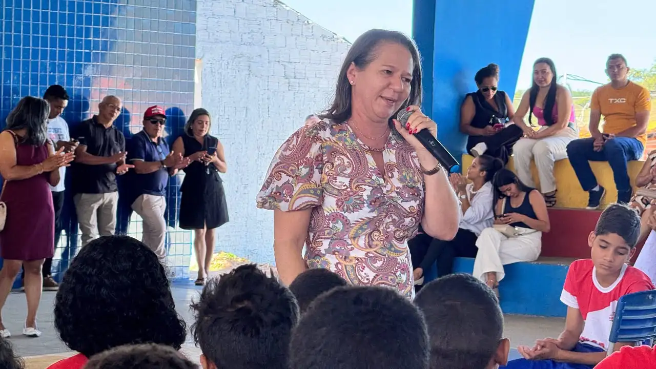 Foto 1 – Prefeita Luciana Leocádio entrega quadra reformada da Escola João Henrique Borges Leocádio e homenageia estudantes desta