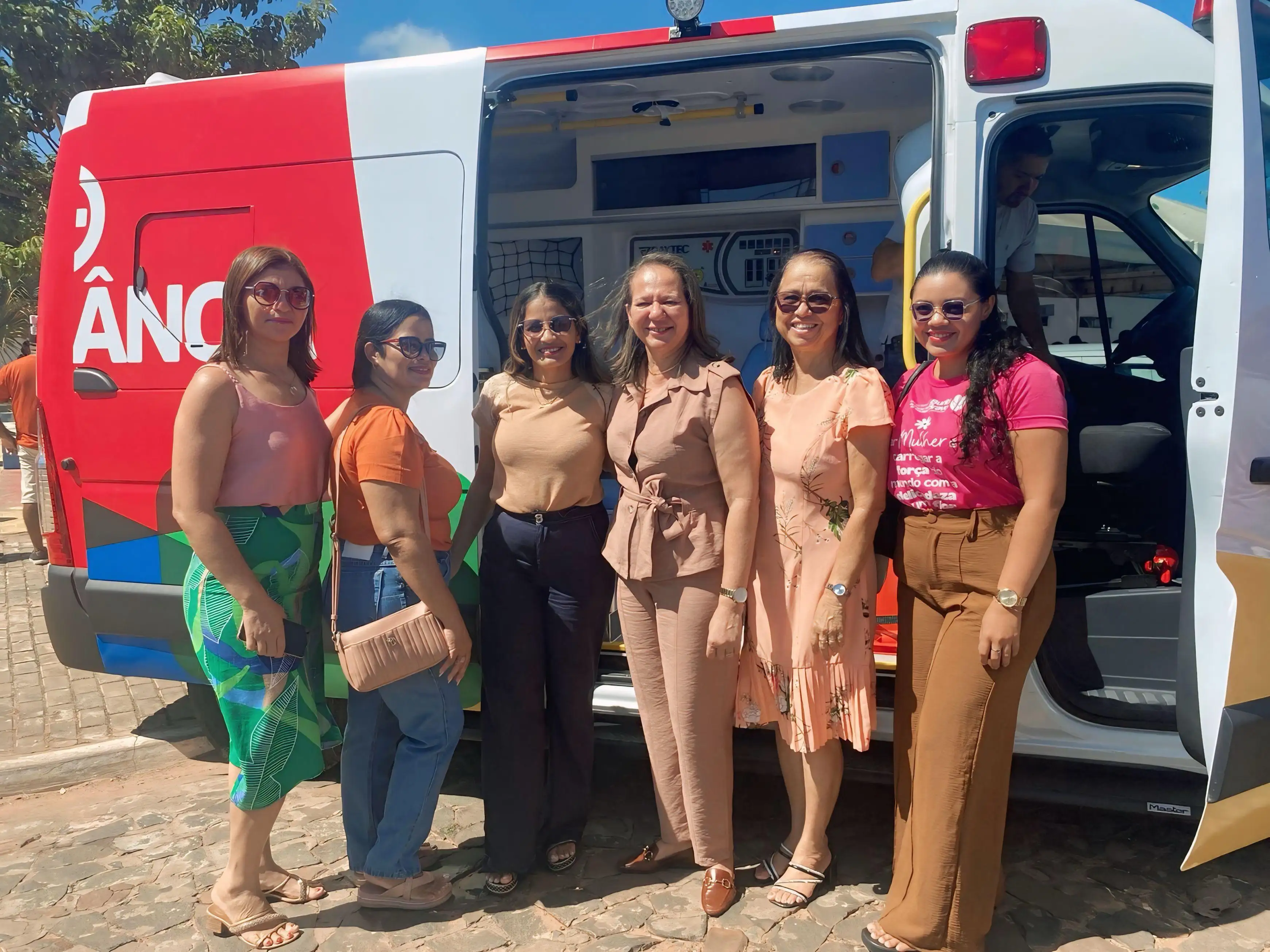Foto 1 – Luciana e Welson Amorim reforçam investimentos na saúde com nova UBS e entrega de veículos em Buriti Bravo