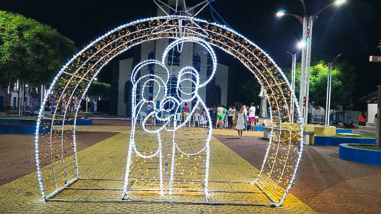 Foto 4 – Praças Coronel Raimundo Moreira Lima e José Costa Sobrinho Recebem Decoração Natalina