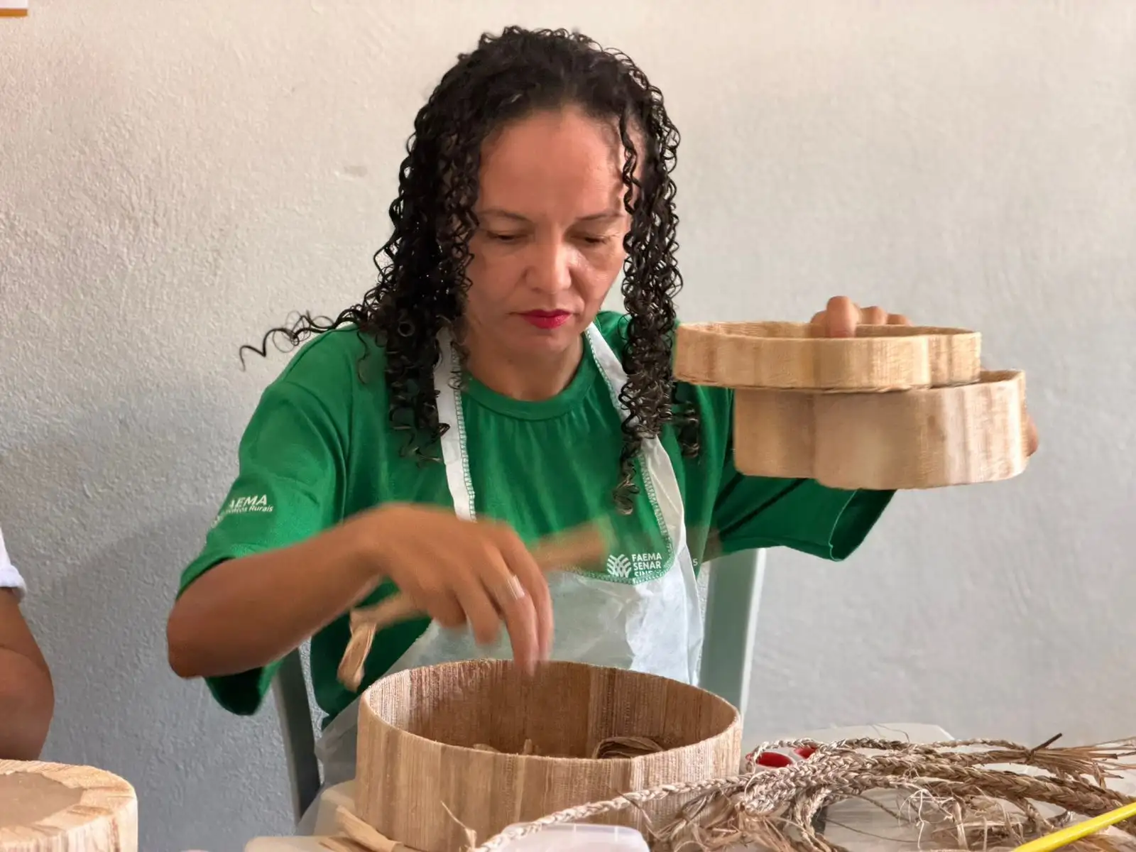 Galeria de imagens - Foto 1 da notícia: Curso de Artesanato com Fibra de Bananeira impulsiona o empreendedorismo feminino em Buriti Bravo