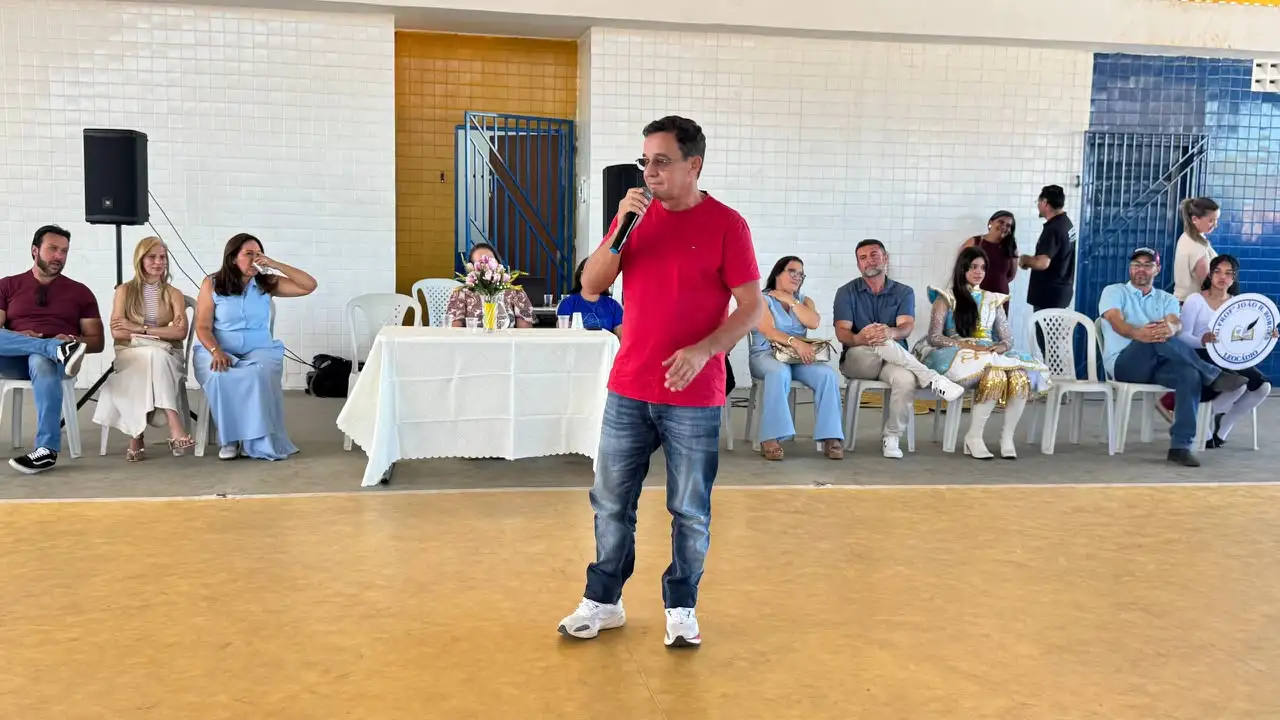 Foto 4 – Prefeita Luciana Leocádio entrega quadra reformada da Escola João Henrique Borges Leocádio e homenageia estudantes desta