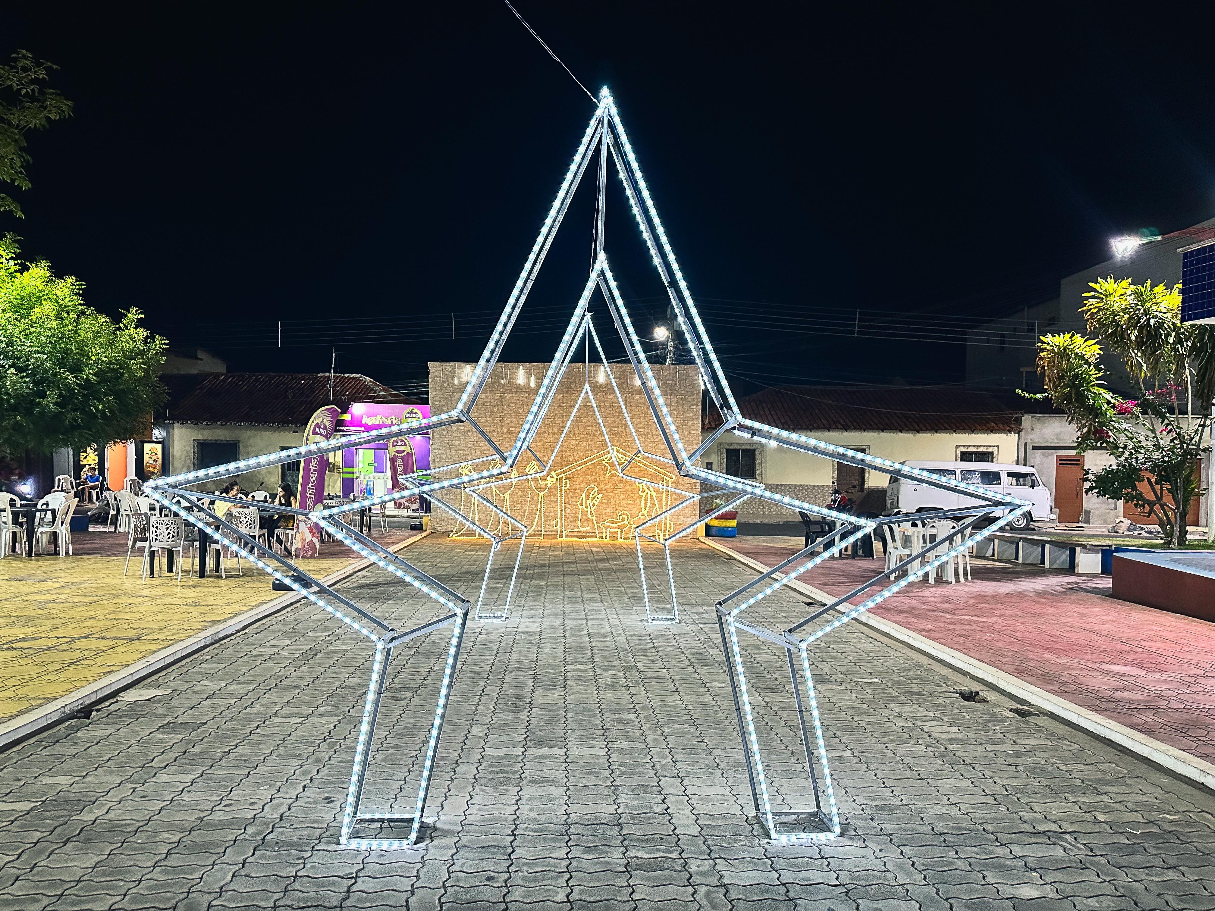 Foto 1 – Praças Coronel Raimundo Moreira Lima e José Costa Sobrinho Recebem Decoração Natalina