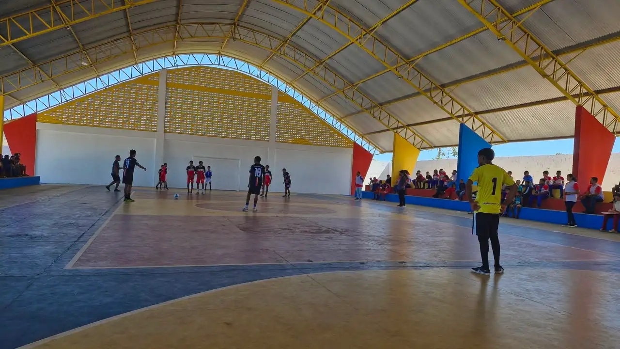 Foto 5 – Prefeita Luciana Leocádio entrega quadra reformada da Escola João Henrique Borges Leocádio e homenageia estudantes desta