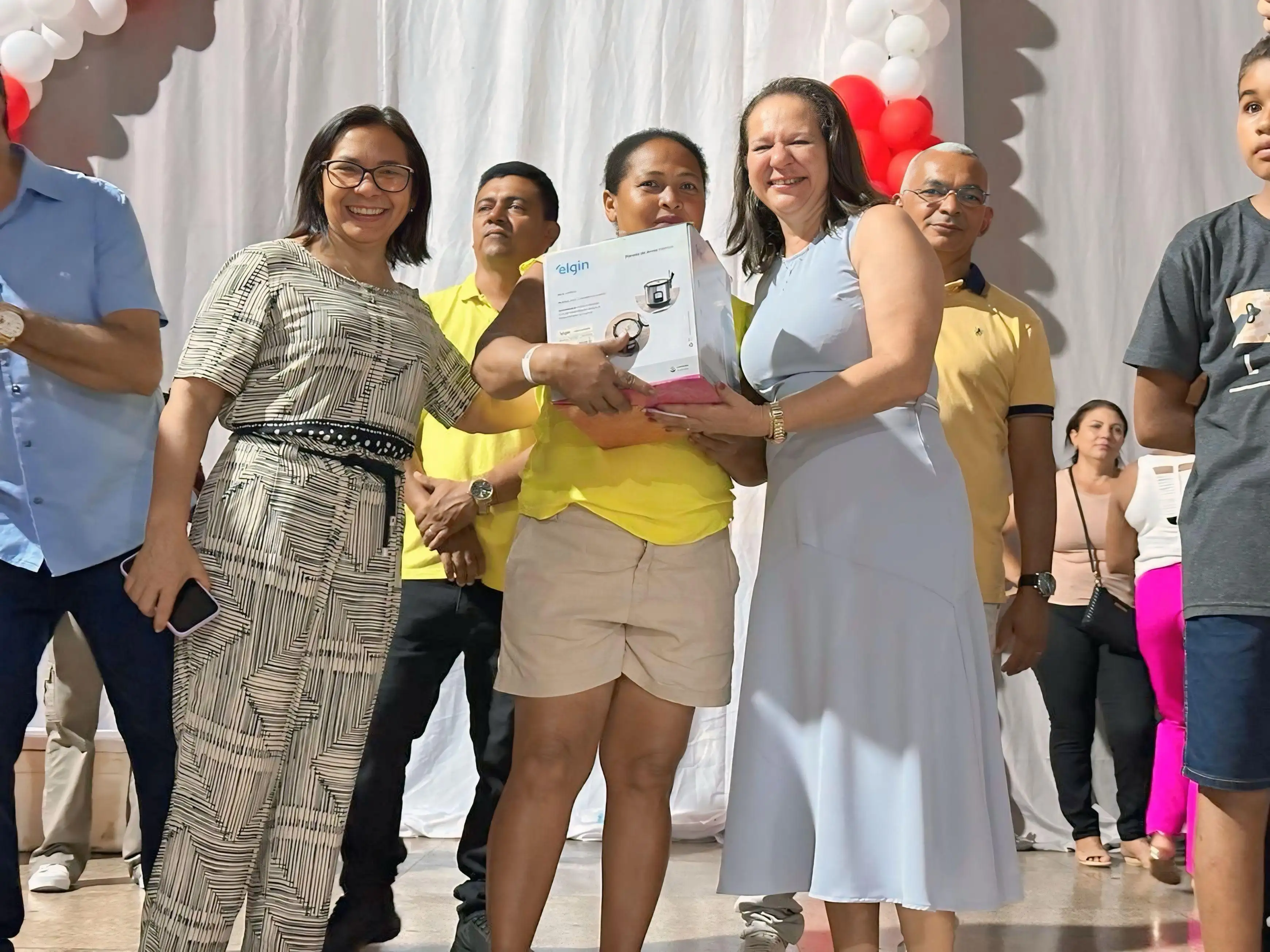 Foto 2 – Prefeitura de Buriti Bravo celebra o Dia das Mães com grande festa e sorteio de prêmios
