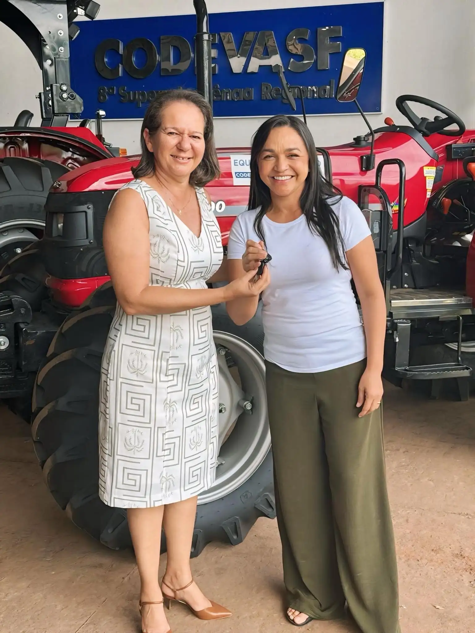 Foto 1 – Senadora Eliziane Gama destina trator a Buriti Bravo e fortalece apoio à agricultura familiar