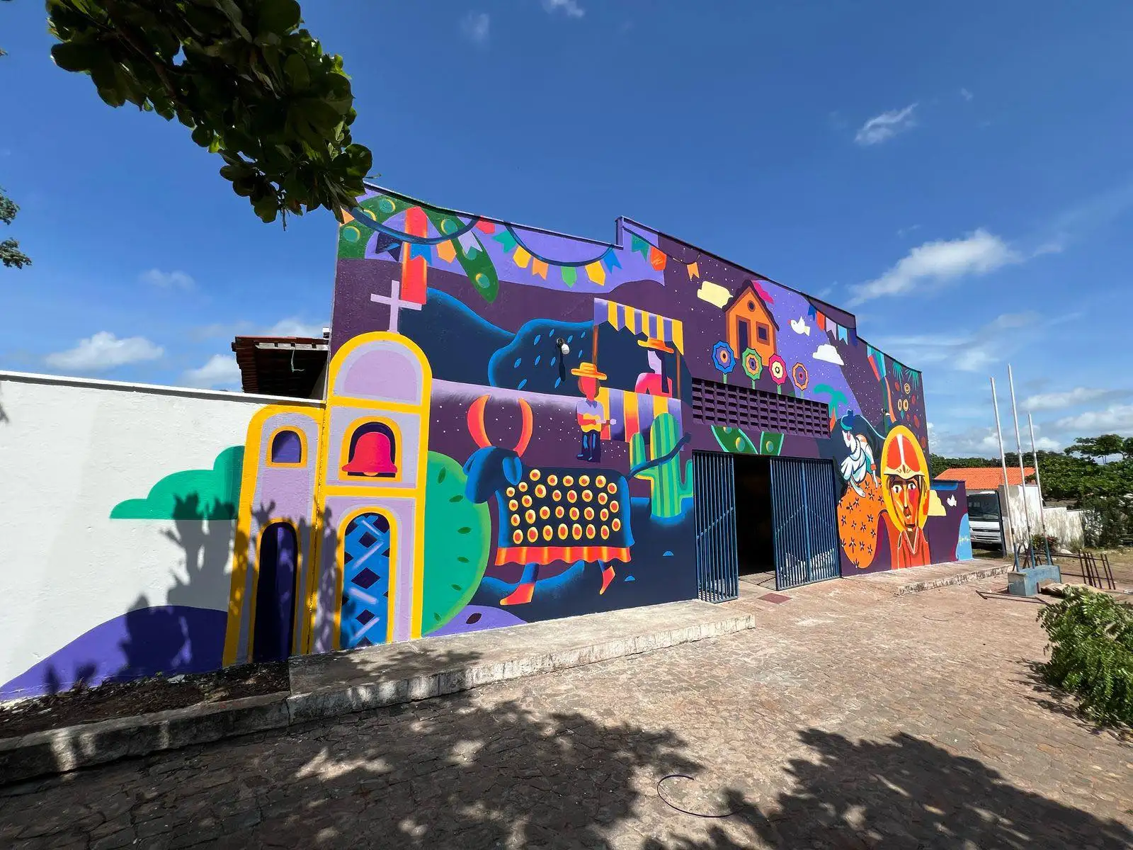 Foto 1 – Prefeita Luciana Leocádio entrega nova fachada da Secretaria de Cultura e Turismo