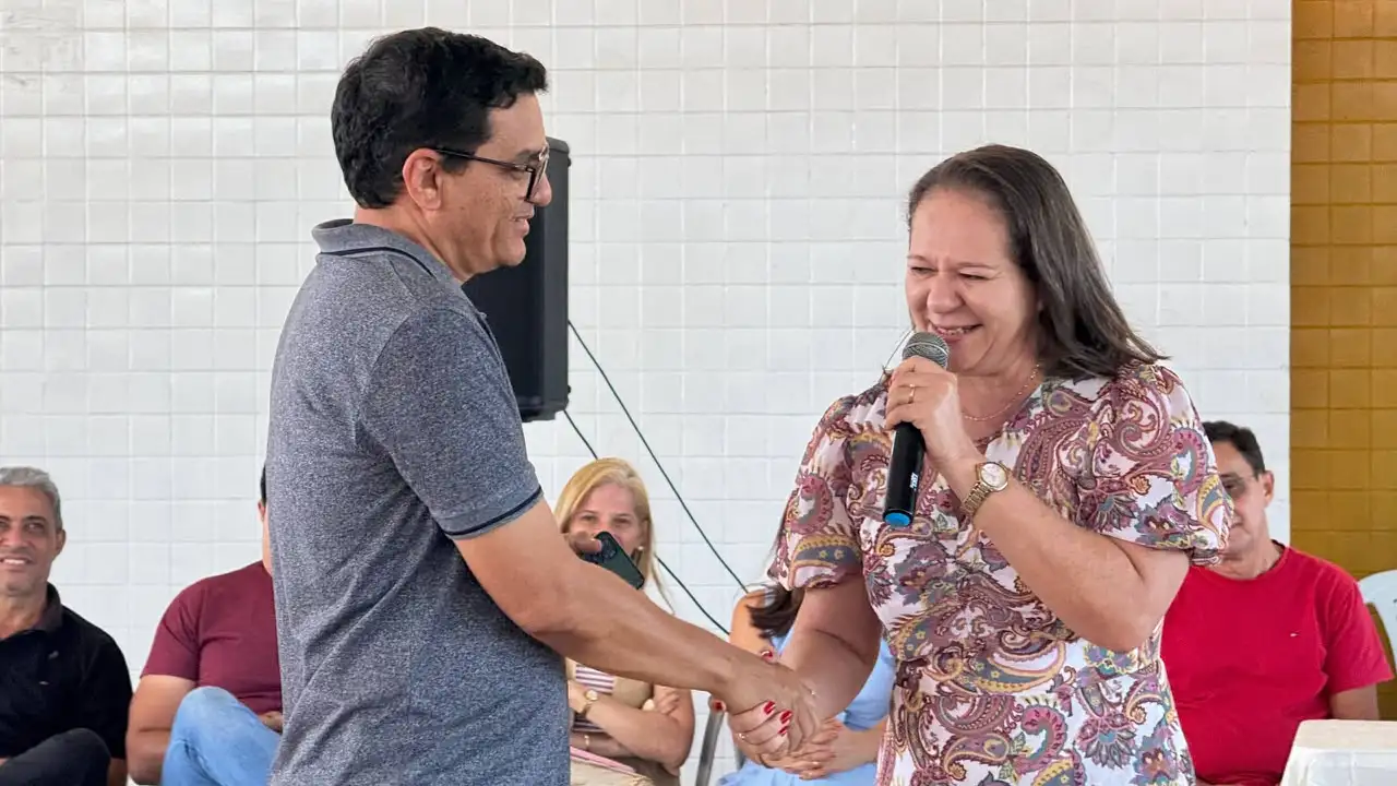 Foto 3 – Prefeita Luciana Leocádio entrega quadra reformada da Escola João Henrique Borges Leocádio e homenageia estudantes desta