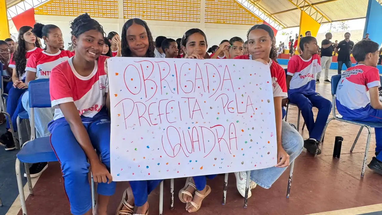 Foto 2 – Prefeita Luciana Leocádio entrega quadra reformada da Escola João Henrique Borges Leocádio e homenageia estudantes desta